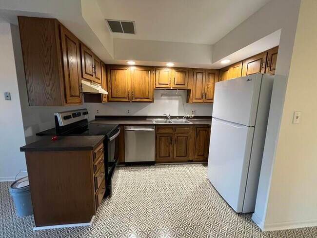 Building Photo - 16950 Woodland Dr