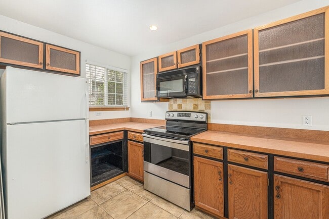 Building Photo - Light & Bright End Unit Townhouse