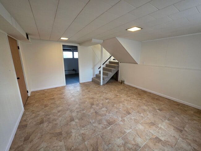 Building Photo - 4 bedroom Rental in Bettendorf