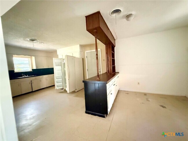 Building Photo - 607 Curry Ave