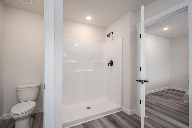 Building Photo - Brand-New Luxury Townhomes – Move-In Speci...
