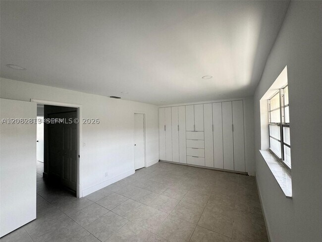 Building Photo - 6628 SW 41st St