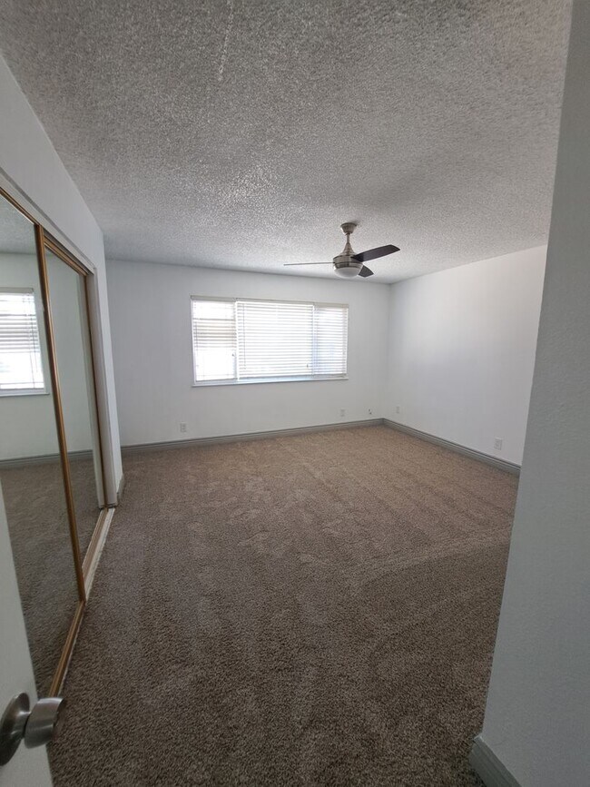 Building Photo - Updated, Spacious Home with Charm!