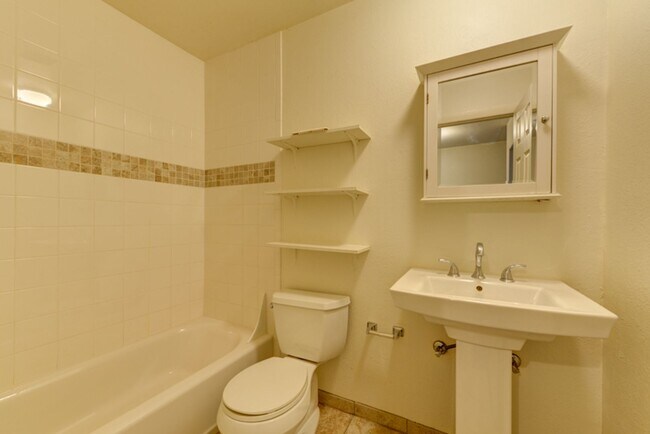 Building Photo - 2311 Spruce St