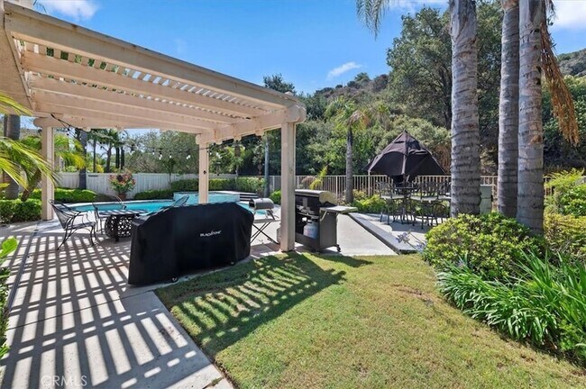 Building Photo - 2760 Hidden Hills Way W