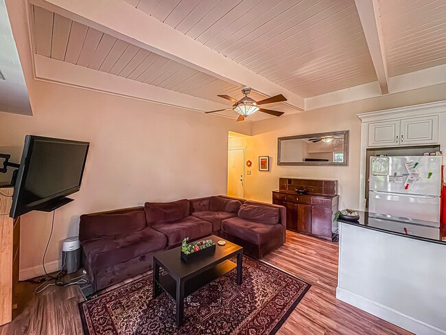 Building Photo - Relaxing Fully-Furnished 2 Bed 1 Bath Cond...