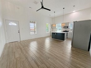 Building Photo - 306 Stiles St
