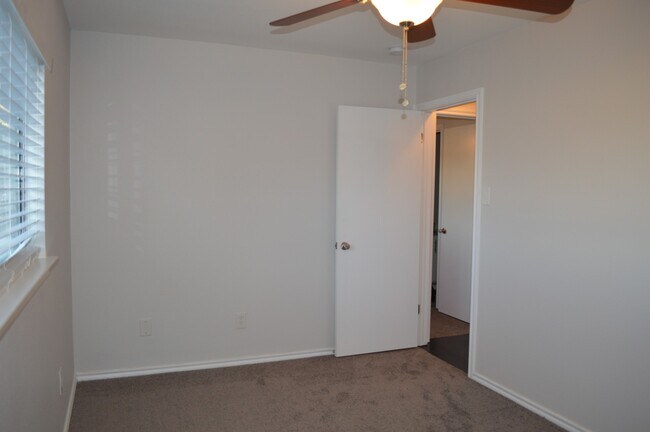 Building Photo - Newly remodeled 3 bed 2 bath
