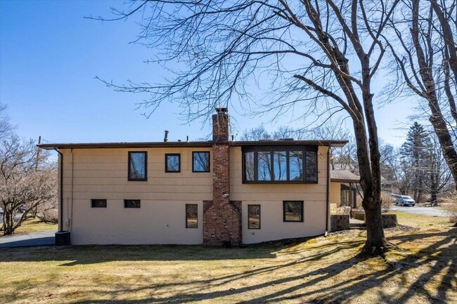 Building Photo - 13 Barrie Dr