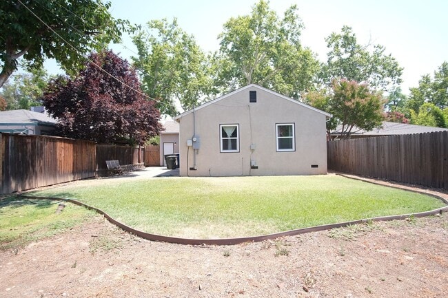 Building Photo - Charming 3-bedroom, 1-bathroom in Sacramento.