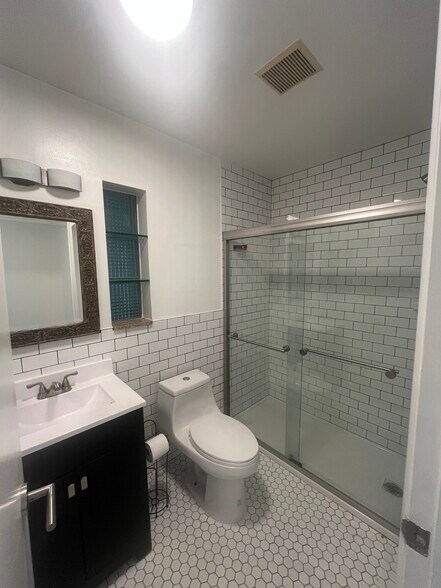 Primary Photo - 2655 E Maple Rd