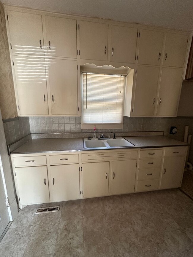 Building Photo - Charming 1.5-Story Home available for RENT beginning January 2, 2025.