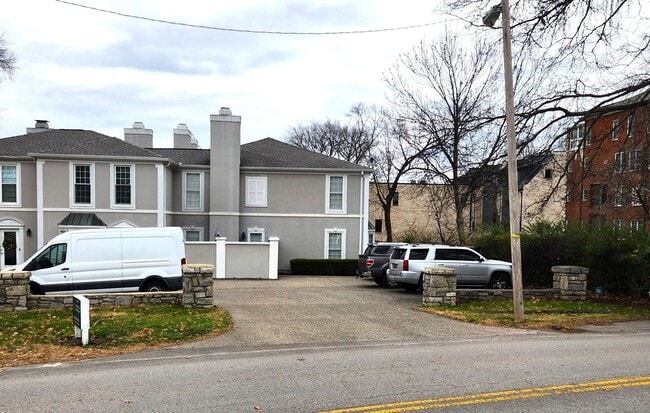 Building Photo - Location, location, location! Beautiful 2BR/1.5BA townhouse in West End Park!