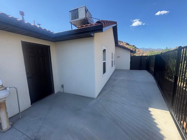 Building Photo - 75 E Roundy Mountain Rd