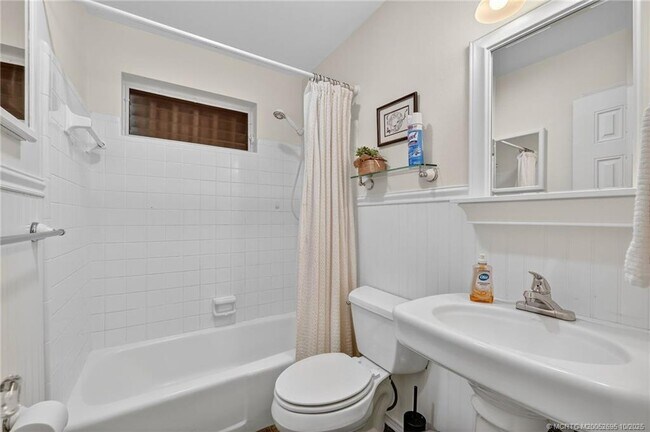 Building Photo - 262 SE Monterey Ave