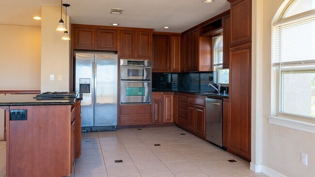 Building Photo - Huge Bay Front 3 Bed 2.5 Bath