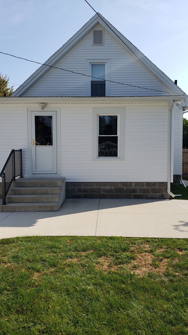 Building Photo - 5322 W Bancroft St