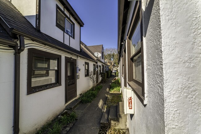 Building Photo - Benton Court Apartments