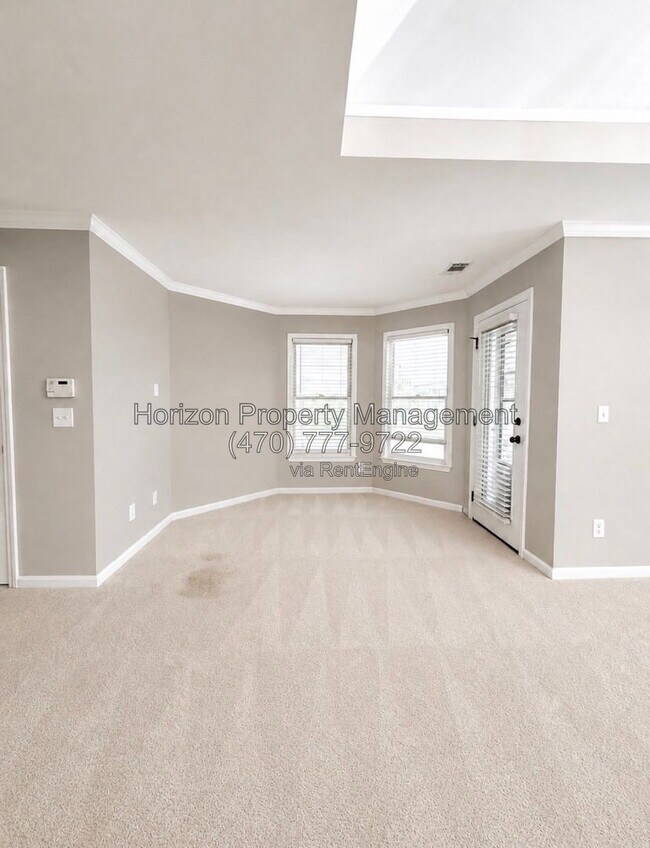 Building Photo - 3235 Bentwood Close