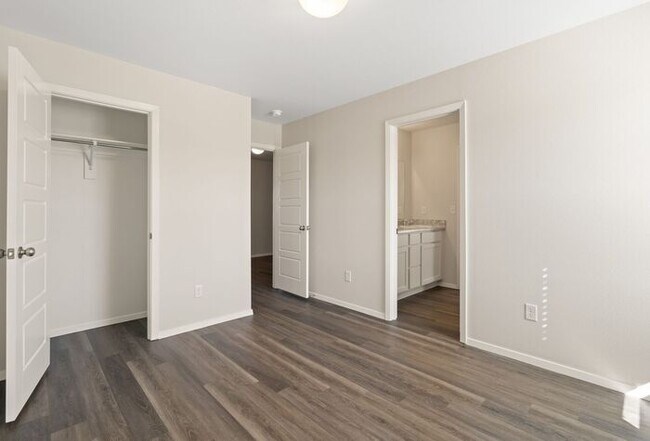 Building Photo - Discover Modern Living | Comfortable 3 Bedroom, 2.5 Bath Home with Upstairs Loft in Farmington