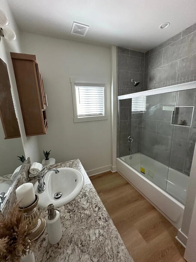 Building Photo - 17 Dart St