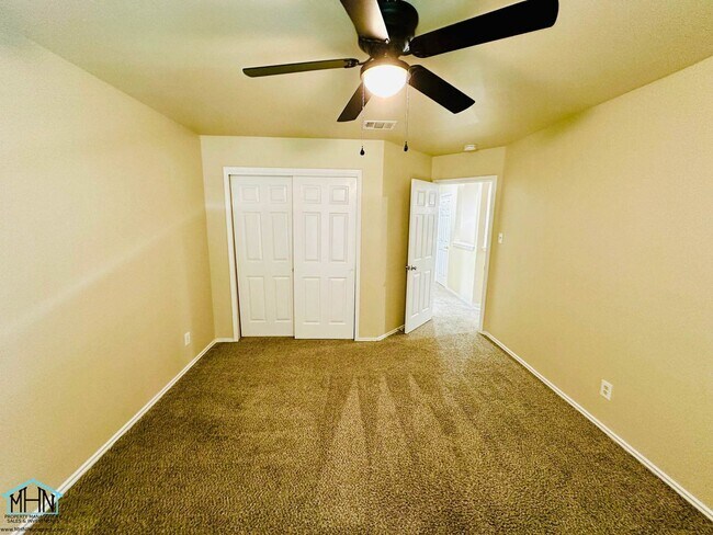 Building Photo - Big & Beautiful 5 bed/3.5 bath 2 Story home that's conveniently located to Randolph AFB