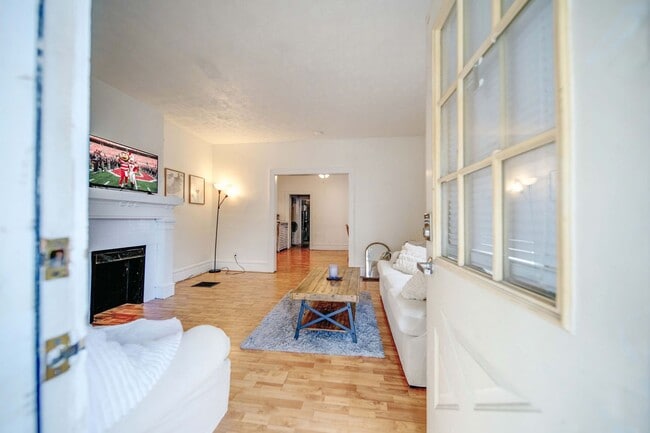 Building Photo - Ultimate 6-Bedroom House with Modern Kitchen, Baths & Private Parking!