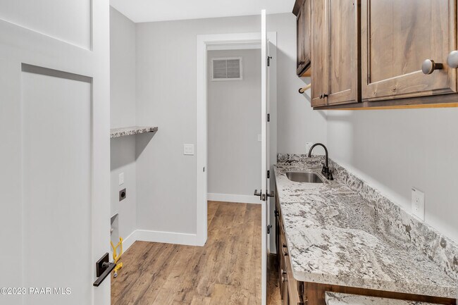 Building Photo - 1584 Majestic Way