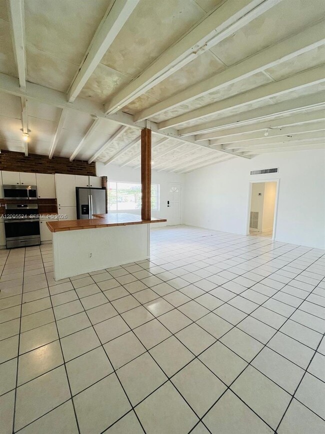 Building Photo - 1420 NE 203rd St