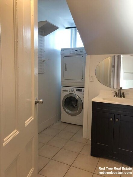 Building Photo - 22 Maverick St