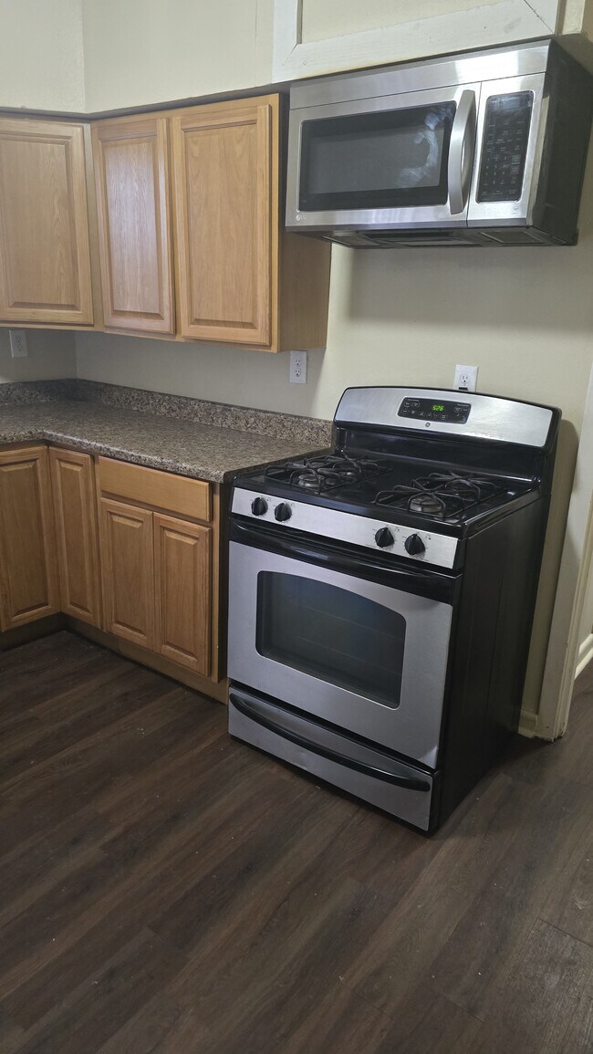 Building Photo - 443 Fargo Ave