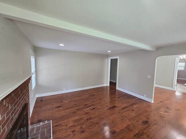 Building Photo - 4094 University Dr