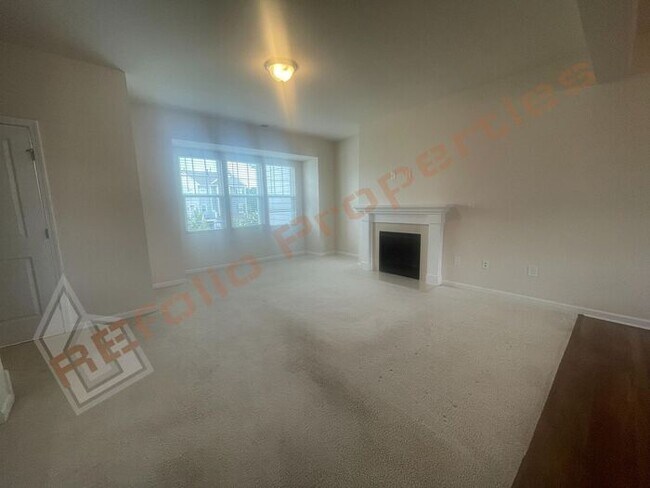 Building Photo - Luxury 3 Story 4 BD/3.5 Bath Townhome @ Sm...