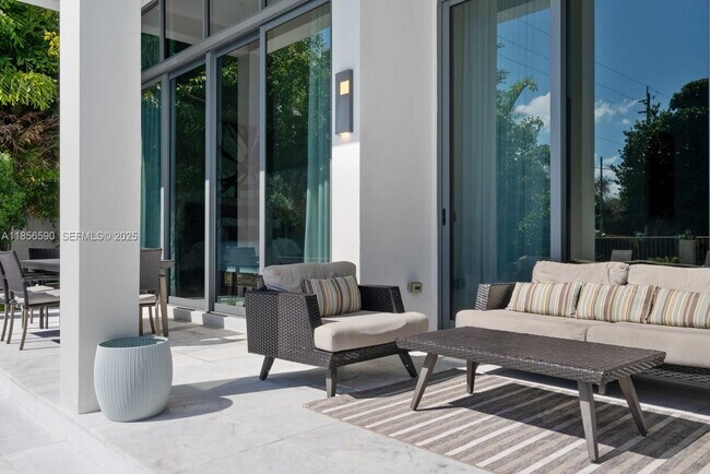 Building Photo - 2700 NE 18th St