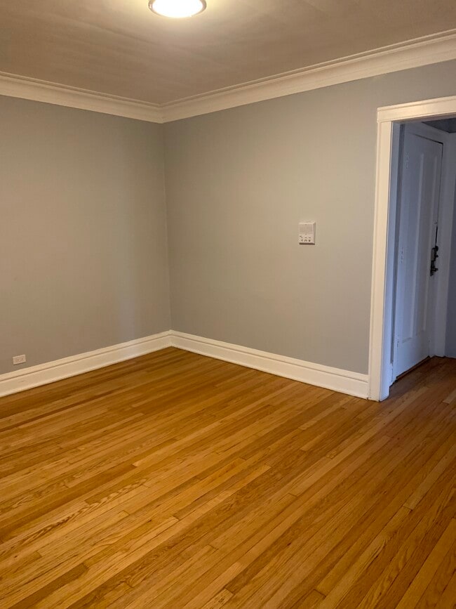 Building Photo - 3039 N Karlov Ave