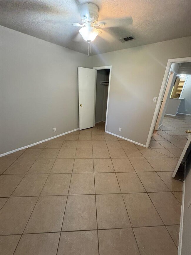 Building Photo - 704 Osage Dr