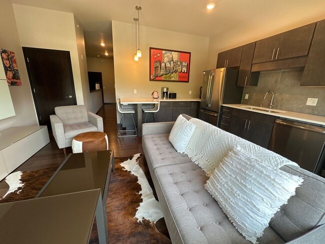 Building Photo - 801 E Mifflin St