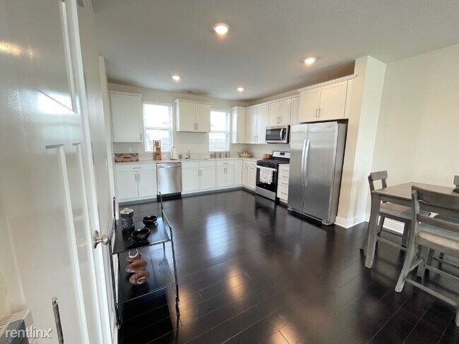 Building Photo - 3 br, 2.5 bath Townhome - 13174 Lincoln Rd