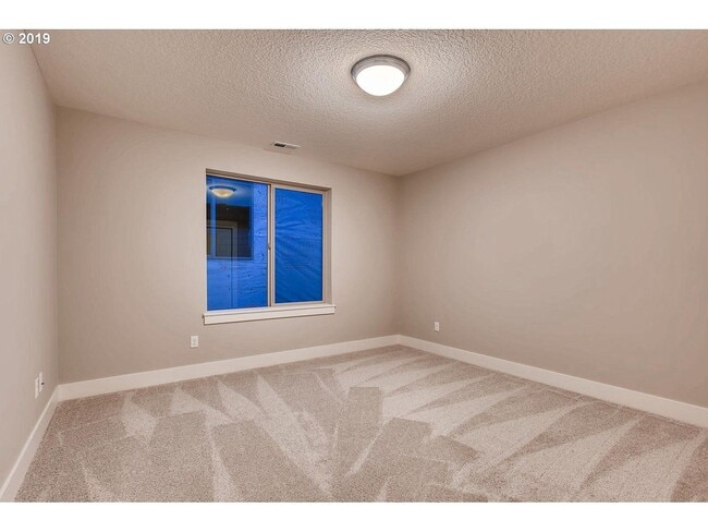 Building Photo - Great newer 3 story Townhouse behind Cooper Mountain elementary