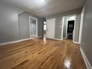 Building Photo - Cozy 3 Bedroom 1 Bathroom Duplex in Minneapolis!