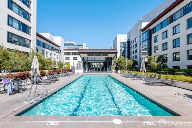 Building Photo - 250 King St