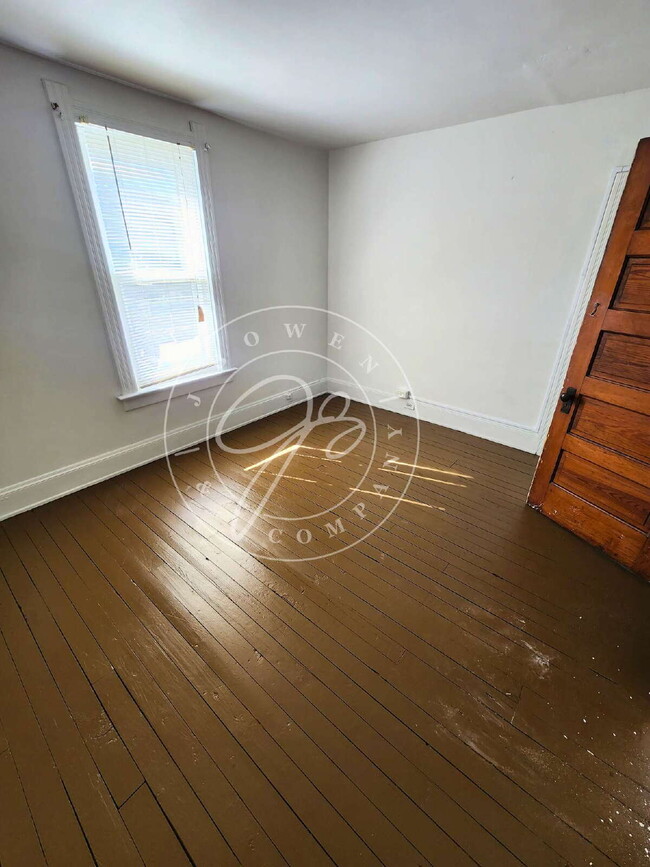 Building Photo - 4 bed 2 bath with 1st floor bedroom and ba...