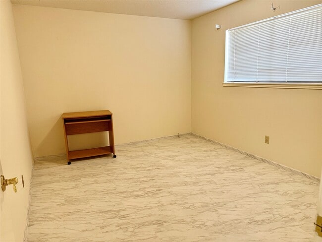 Building Photo - 2802 Valley Forest Dr