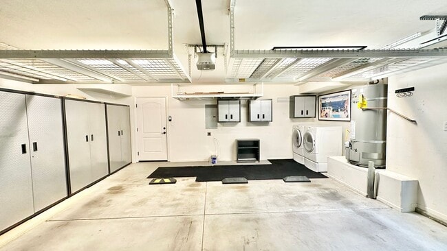 Building Photo - Stunning and Well Appointed High-End Two-S...