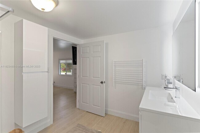 Building Photo - 5620 Lagoon Dr