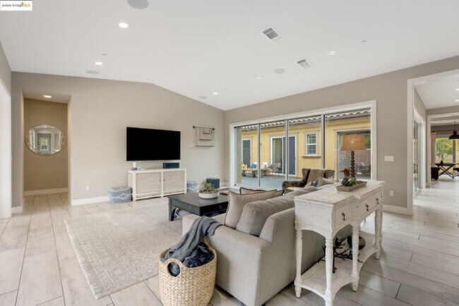 Building Photo - 2258 Reserve Dr