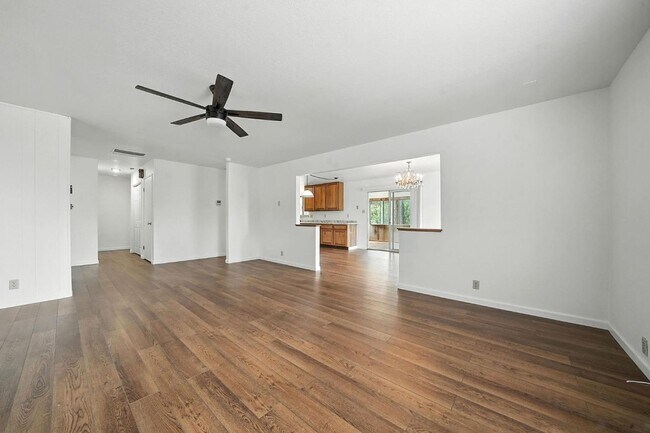 Building Photo - Large 2 Bedroom Home