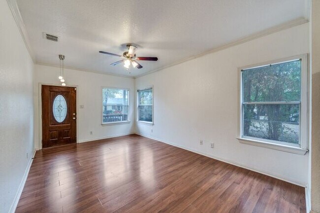 Building Photo - Well Maintained and Great Location!