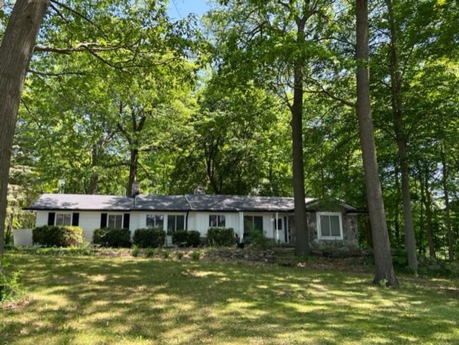 Building Photo - PETS WELCOME! 3bed/2bath on 3 acres