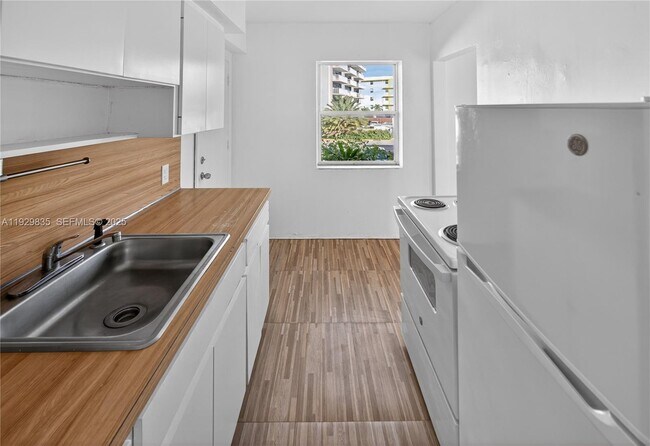 Building Photo - 160 S Shore Dr